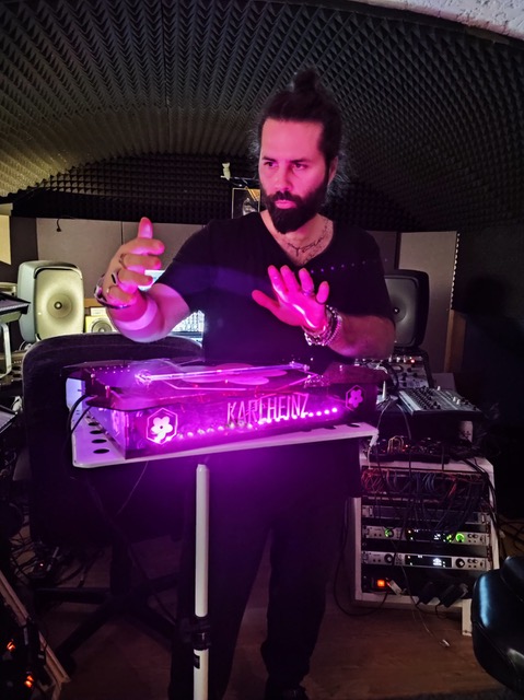  KARLHEINZ dà vita a Licht, un nuovo strumento musicale che produce suoni tramite interpolazione luminosa