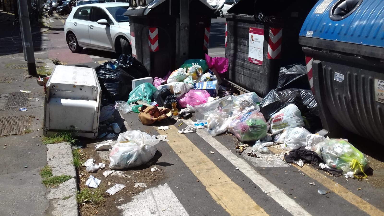 Italia dei Diritti, rifiuti e auto bruciate a Roma un nuovo bronx