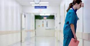 Nursing Up De Palma: «Essere infermiere nel 2022, una vita da incubo! L’allarmante rapporto di otto università sul dilagare della piaga delle violenze ai danni degli operatori sanitari»