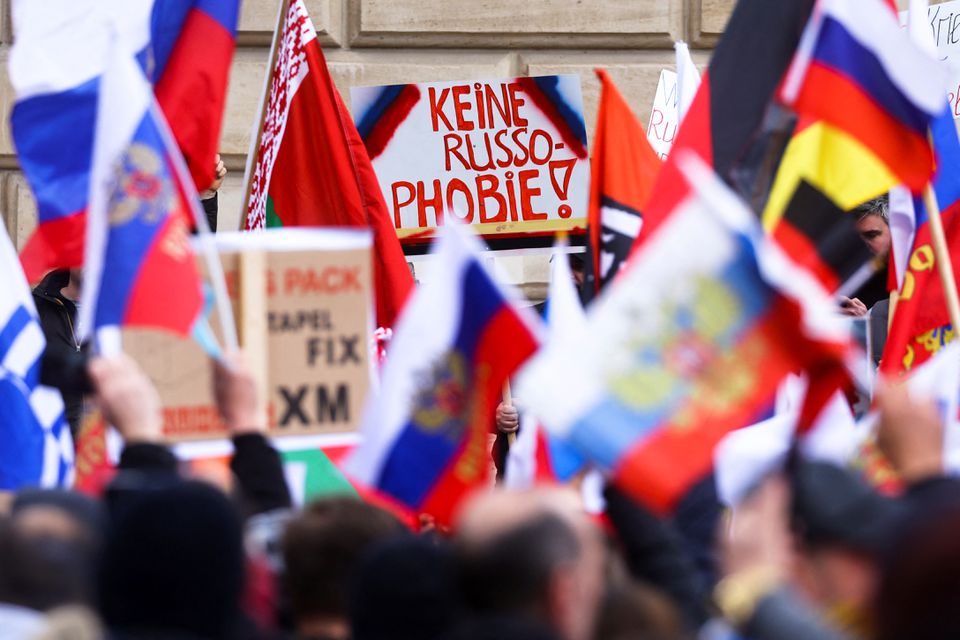 Foto 1 - Germania, Cechia, Austria, cittadini in marcia con lo slogan 