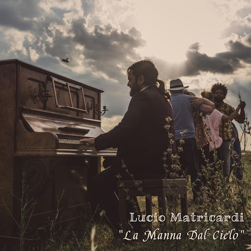 Foto 1 - LUCIO MATRICARDI “La manna dal cielo” è il singolo del cantautore marchigiano che porta in musica la storia della bracciante Paola Clemente