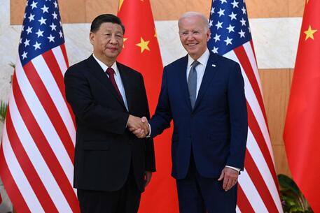Foto 1 - G20, Stretta di mano tra Xi e Biden: 'Trovare il giusto corso delle relazioni '