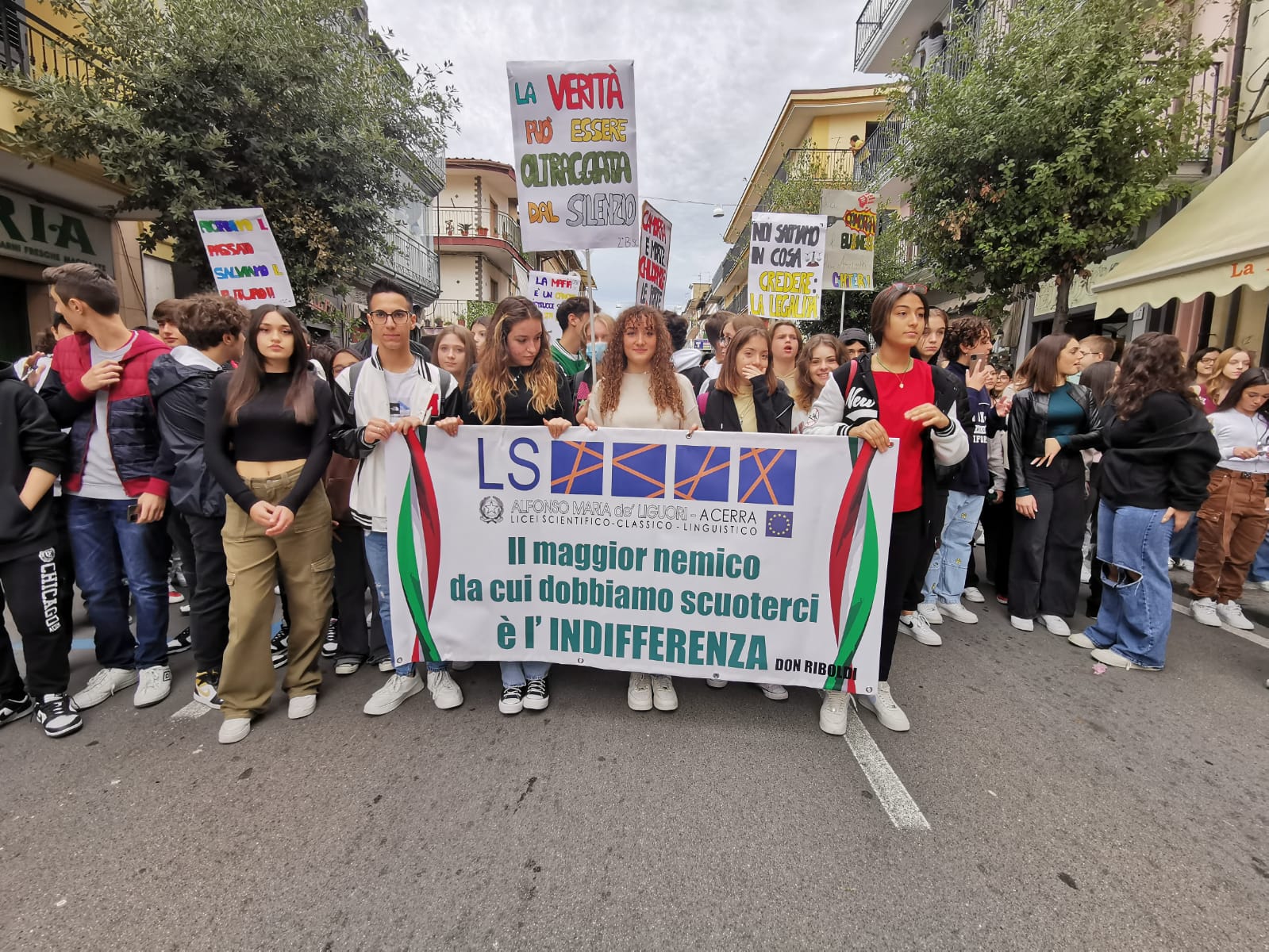 Foto 2 - Acerra-La Marcia Anticamorra del Liceo “De’ Liguori” 12.11.2022. AISA presente. (Scritto da Antonio Castaldo)