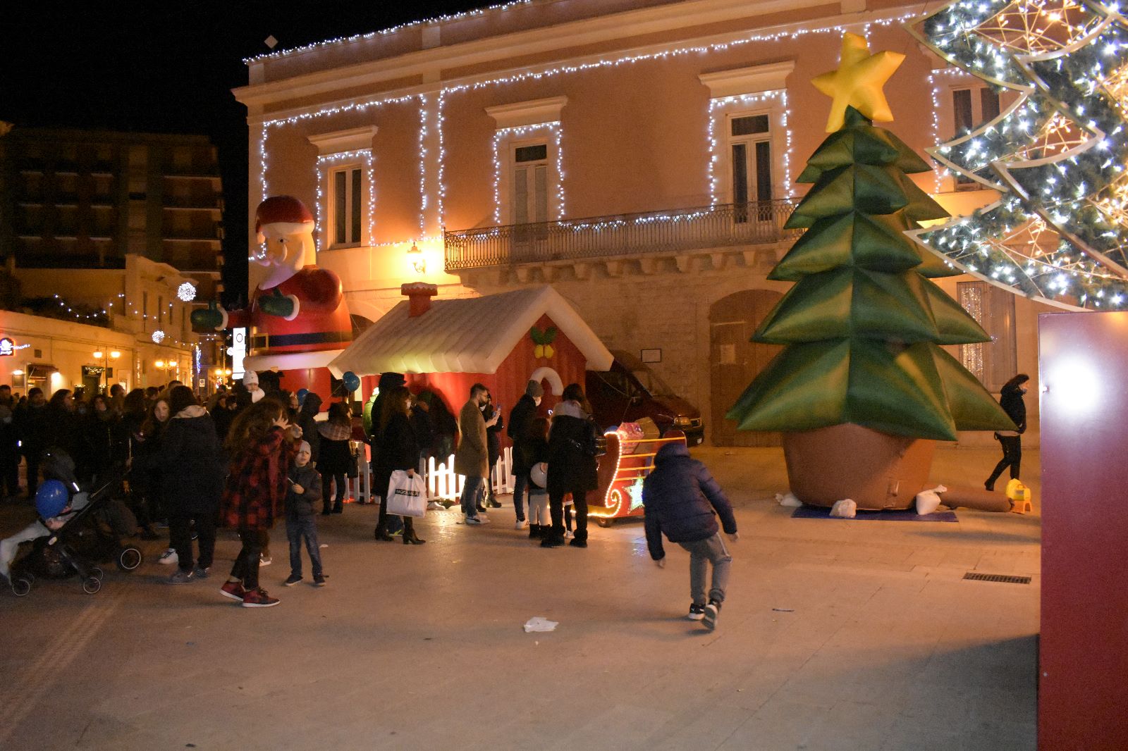 Foto 2 - Si spengono le luci sul Natale coratino: annullato l'evento Natale Connect 2022