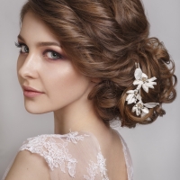 Choosing the perfect hairstyle to match your wedding dress