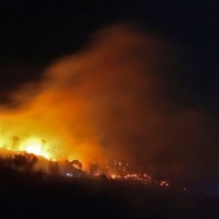Genova, fiamme anche a Ponente, chiusa l'autostrada, 250 evacuati