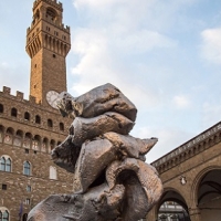 L'Opera di Urs Fisher Big Clay #4 in Esposizione davanti a Palazzo Vecchio a Firenze