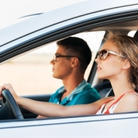 Auto: uomini e donne al volante, ancora grande la distanza