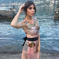Bianca Atzei gioca con la luce del sole indossando una scintillante cintura di Eles Italia