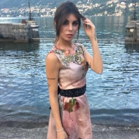 Foto 3 - Bianca Atzei gioca con la luce del sole indossando una scintillante cintura di Eles Italia
