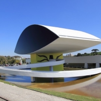 Foto 6 - Marco Bolognesi al Museo Oscar Niemeyer per i 25 anni della Biennale di Curitiba