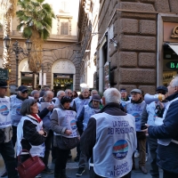 Flash Mob dei Gilet Bianchi contro la sospensione delle prestazioni sanitarie, la decurtazione degli importi pensionistici e il “caro trasporti” per  gli ultra 70enni