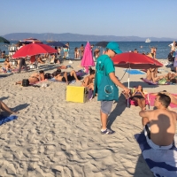 Un mare di libretti “La verità sulla droga” nella spiaggia di Cagliari