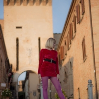 Foto 5 - Un fiabesco borgo medievale è lo sfondo della collezione Inverno 2020 di Fabiana Gabellini
