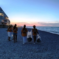 Foto 2 - Combattere il degrado e l’inquinamento ambientale raccogliendo plastica e cartacce: volontari all’opera per una pulizia della spiaggia a Marotta
