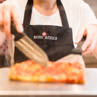 COMUNICATO STAMPA - VERA S.R.L. porta il brand Rom�antica in centro a Milano Un nuovo punto vendita dedicato alla pizza romana  apre le porte in Via Dante