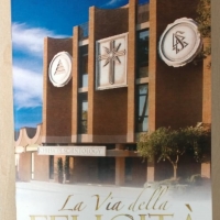 La chiesa di Scientology e i suoi volontari distribuiscono l'opuscolo “La via della Felicità”