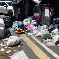 Italia dei Diritti, rifiuti e auto bruciate a Roma un nuovo bronx