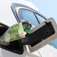 Caro benzina: 1 italiano su 2 usa meno l'auto