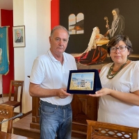 Cetraro (CS). Vicesindaco Cesareo consegna riconoscimento alla giornalista Mediaset Ida Molaro