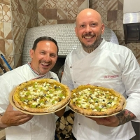 Maestro Gaetano Genovesi presenta la sua nuova specialit� GALAPIZZA creata con lo chef  Ivan De Benedictis