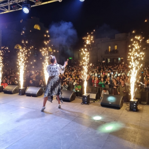 Corona e Haiducii infiammano la piazza di Sammichele di Bari: spettacolo e magia
