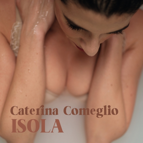 “Isola” è l’EP di esordio della cantautrice Caterina Comeglio tra sonorità indie pop, R’n’B e jazz 