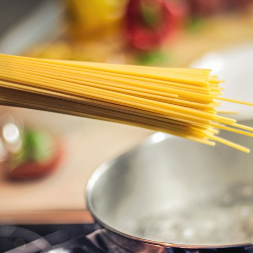 Dal piatto di pasta pi� economico ai consigli sull'uso del forno: il vademecum di Selectra per ridurre i consumi in cucina e risparmiare in bolletta