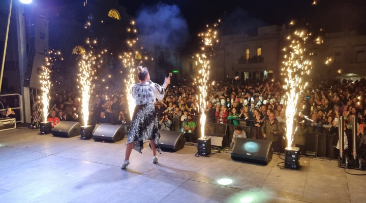 Corona e Haiducii infiammano la piazza di Sammichele di Bari: spettacolo e magia