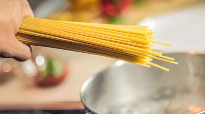 Dal piatto di pasta più economico ai consigli sull'uso del forno: il vademecum di Selectra per ridurre i consumi in cucina e risparmiare in bolletta