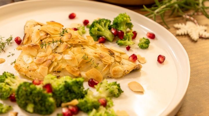 Per un Natale elegante e gustoso, Fish from Greece propone una ricetta a base di pesce fresco greco, mandorle e melagrana,  perfetta per il menù delle feste