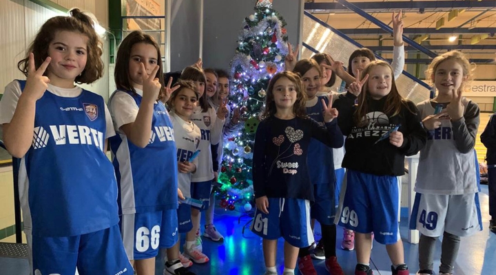I bambini della Scuola Basket Arezzo sul parquet per la festa di Natale