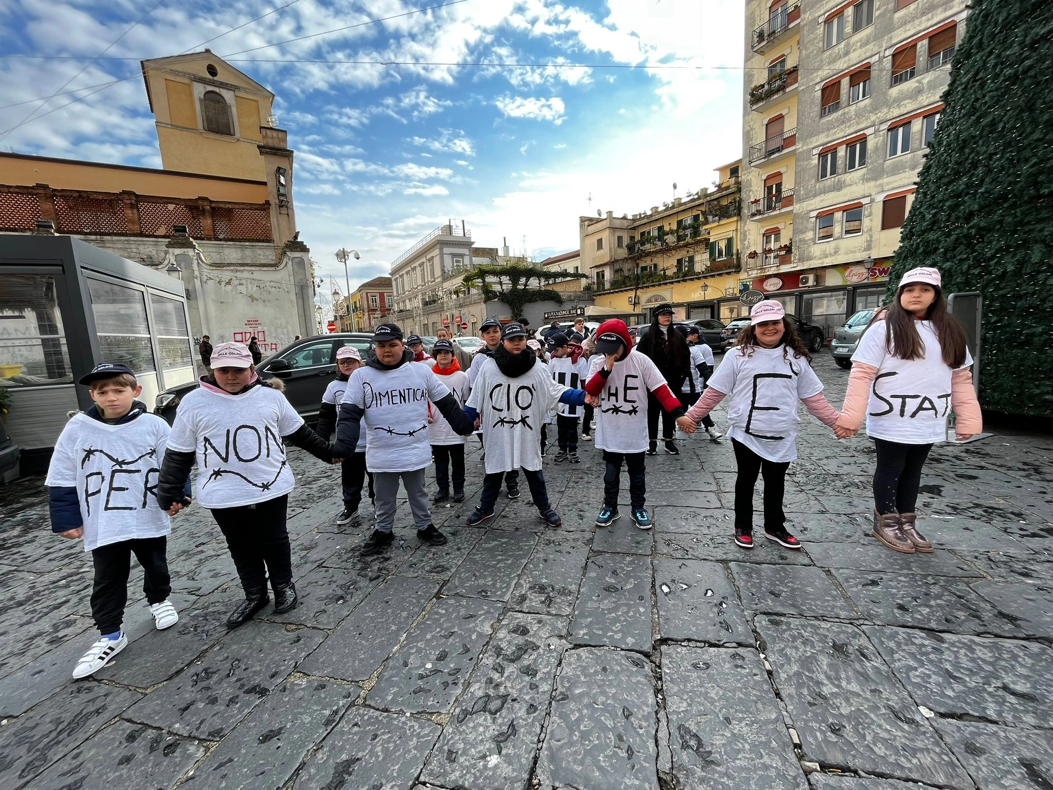 Foto 1 - Shoah, istituto “Mille Colori”: alunni hanno percorso via Roma sulle note de “La vita è bella”