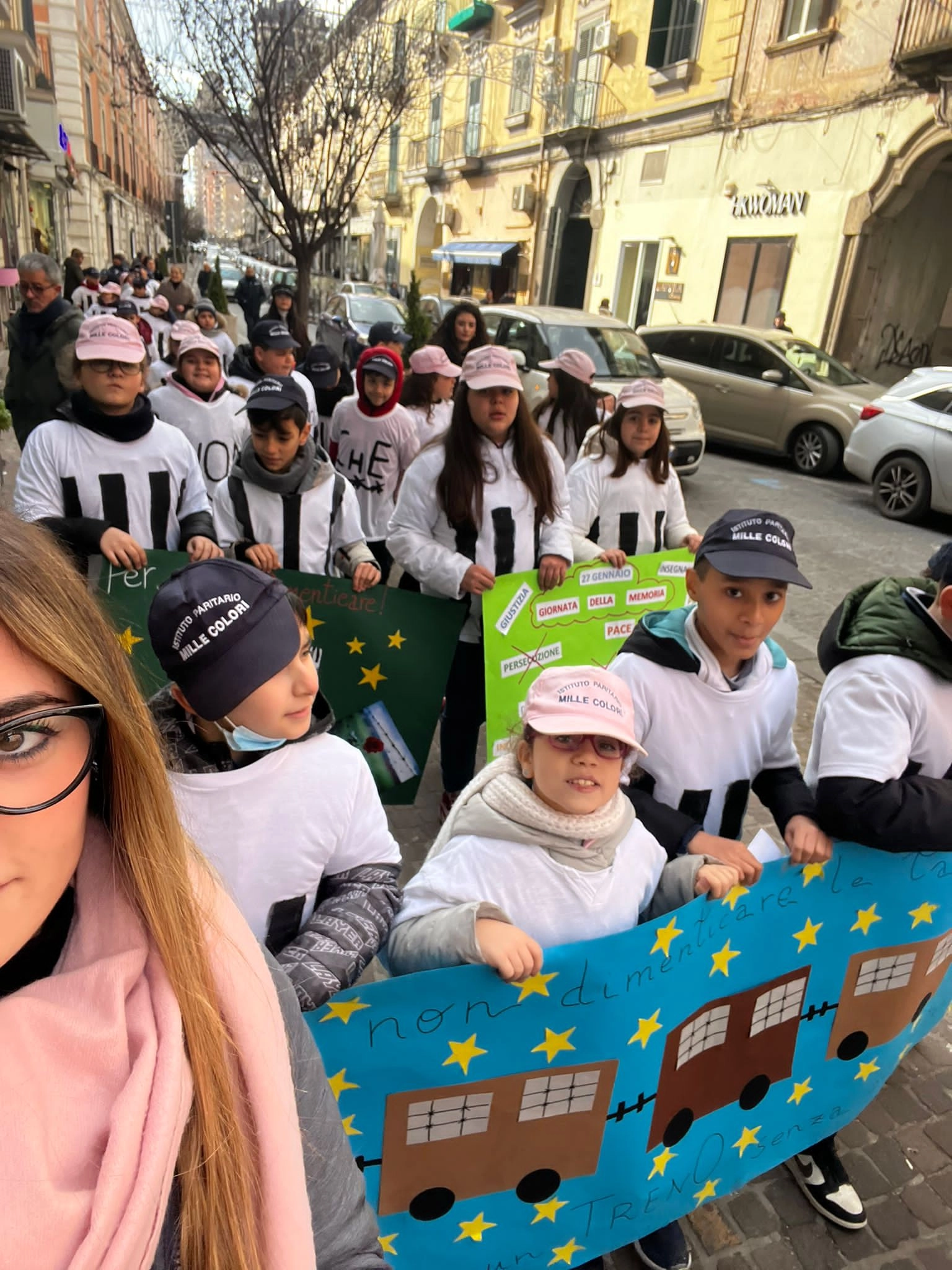 Foto 2 - Shoah, istituto “Mille Colori”: alunni hanno percorso via Roma sulle note de “La vita è bella”
