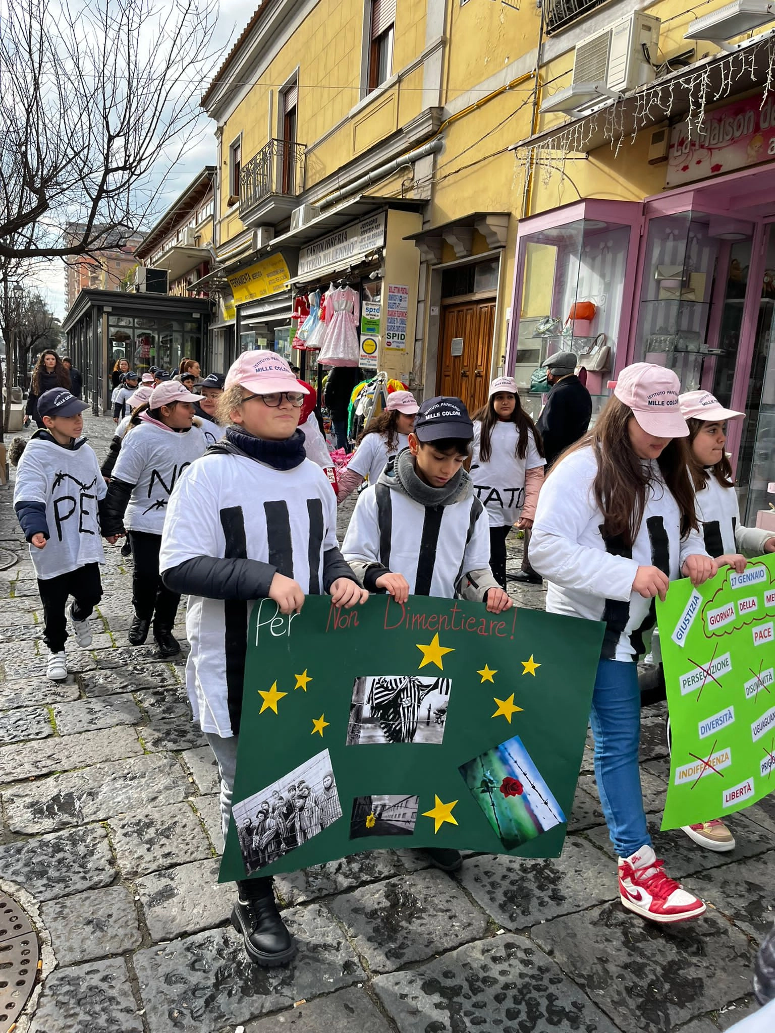 Foto 3 - Shoah, istituto “Mille Colori”: alunni hanno percorso via Roma sulle note de “La vita è bella”