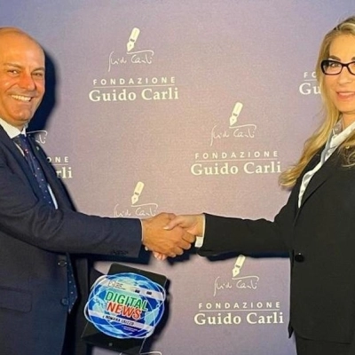 Foto 1 - Premio Digital News. Aidr consegna il riconoscimento a Romana Liuzzo, presidente Fondazione Guido Carli
