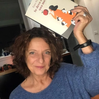 La scrittrice Emma Saponaro è tornata in libreria con “Se devo essere una mela”