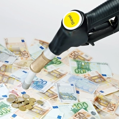 Foto 1 - Caro carburante: nel 2023 l’Italia è diventato uno dei Paesi UE dove il pieno costa di più