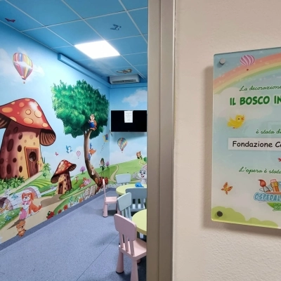 “IL BOSCO IN UNA STANZA”: Nuova veste “fantastica” per la sala giochi e l'ambulatorio della Radiologia IOV di Padova, a cura di OSPEDALI DIPINTI.