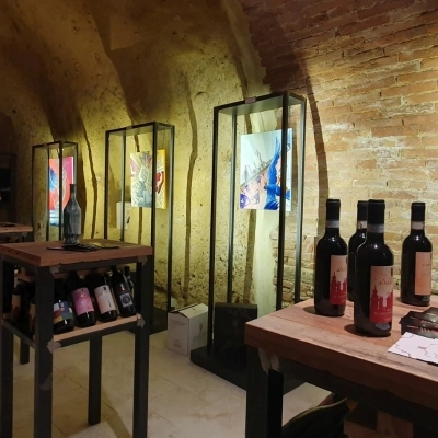 Un affascinante percorso fra arte e degustazione di vini al Podere Casanova Wine Art Shop di Montepulciano – La mostra ‘Rebus’ di Antonio Devetag