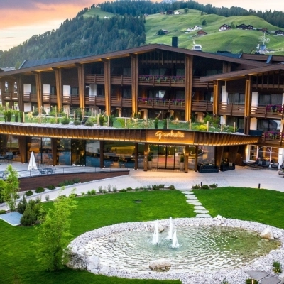 Quando l’ospitalità è un’arte: un’estate di benessere e buona tavola all’Hotel Granbaita Dolomites, raffinato 5 stelle di Selva di Val Gardena