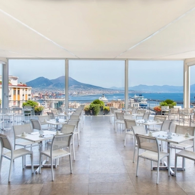 Tensilence per il roof garden del Reinassance Naples Hotel Mediterraneo
