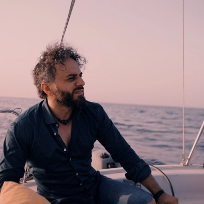 Il disperato viaggio di un migrante ‘sorridente’ verso una terra promessa nel nuovo singolo di Paolo Pace