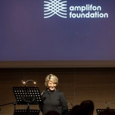 Arteterapia e viaggi digitali: così Fondazione Amplifon, guidata da Susan Carol Holland, sostiene l’inclusione degli anziani