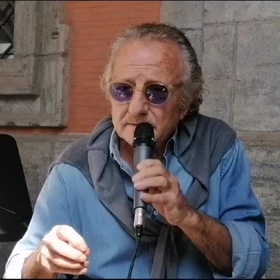 Lo scrittore Massimo Taras su e giù per l’Italia a ritirare premi per il suo romanzo  “La Ragazza del Triangolo Bianco”.