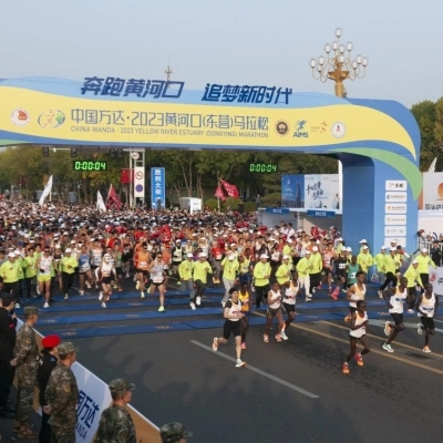 La Maratona dell'Estuario del Fiume Giallo 2023 (Dongying) parte con il piede giusto