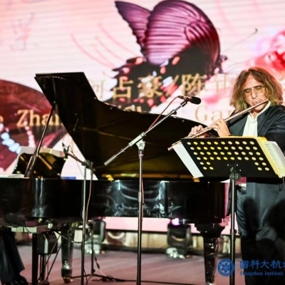 Patrizia Fiandrini in Cina vestendo il Maestro Andrea Ceccomori 