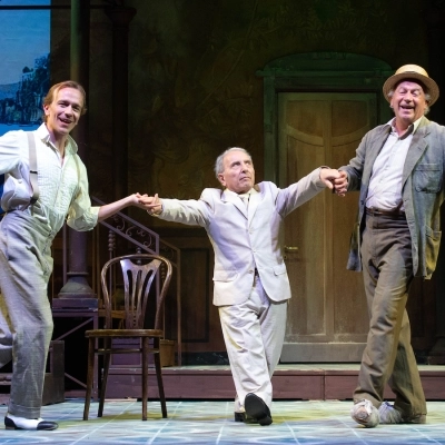 “Uomo e Galantuomo” rapisce il pubblico tra risate, applausi e buon umore al Teatro Augusteo Napoli fino al 19 Novembre.