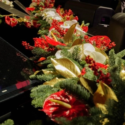Le composizioni floreali di AFFI decorano il palco del Concerto di Natale in Vaticano 2023