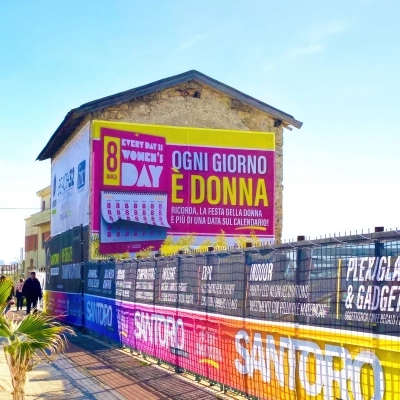Guerrilla Marketing, «Ogni giorno è donna»: maxi grafica sulla parete di un vecchio casolare a Salerno